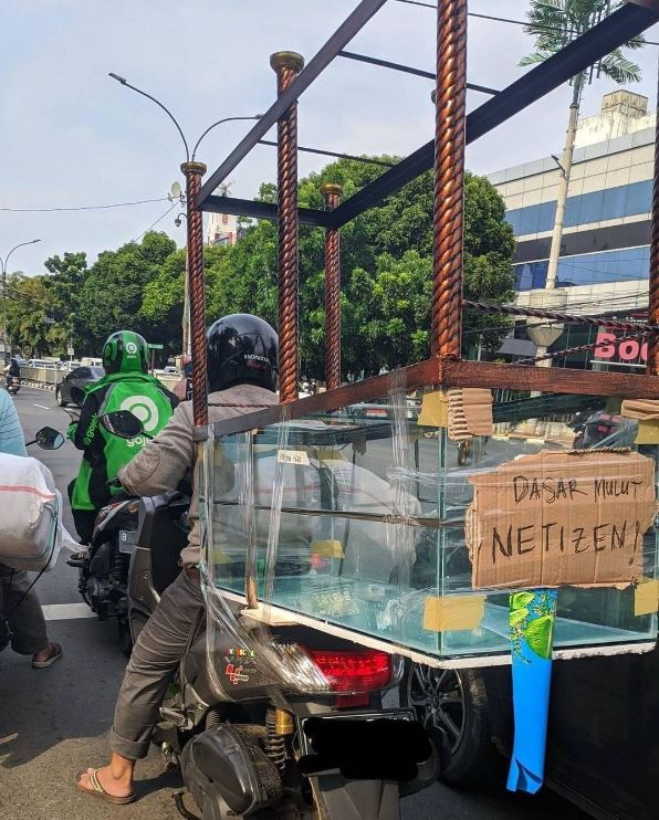 potret tulisan lucu dibelakang motor ojek online ini bikin senyum-senyum sendiri